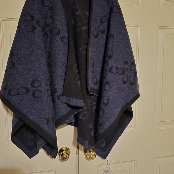 COACH TWO-TONE REVERSIBLE SIGNATURE LOGO PONCHO IN BLACK & BLUE - Picture 5 of 5